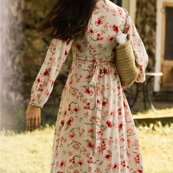 Wholesale. Selling as a lot. 200 dresses. Sizes vary from small to large 6$ each - Picture 11 of 16